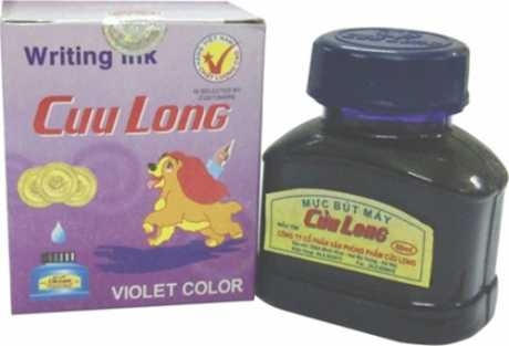 Bút máy Trường Sơn và lọ mực Cửu Long, đúng là cặp đôi hoàn hảo luôn có trong hộc bàn của các 8x, 9x lúc bấy giờ. Ảnh: sưu tầm.