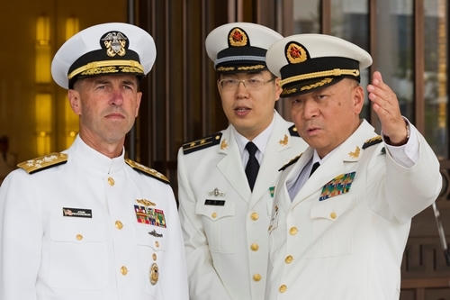 lĐô đốc John Richardson (trái) và người đồng cấp Trung Quốc Wu Shengli. (Ảnh: AP)