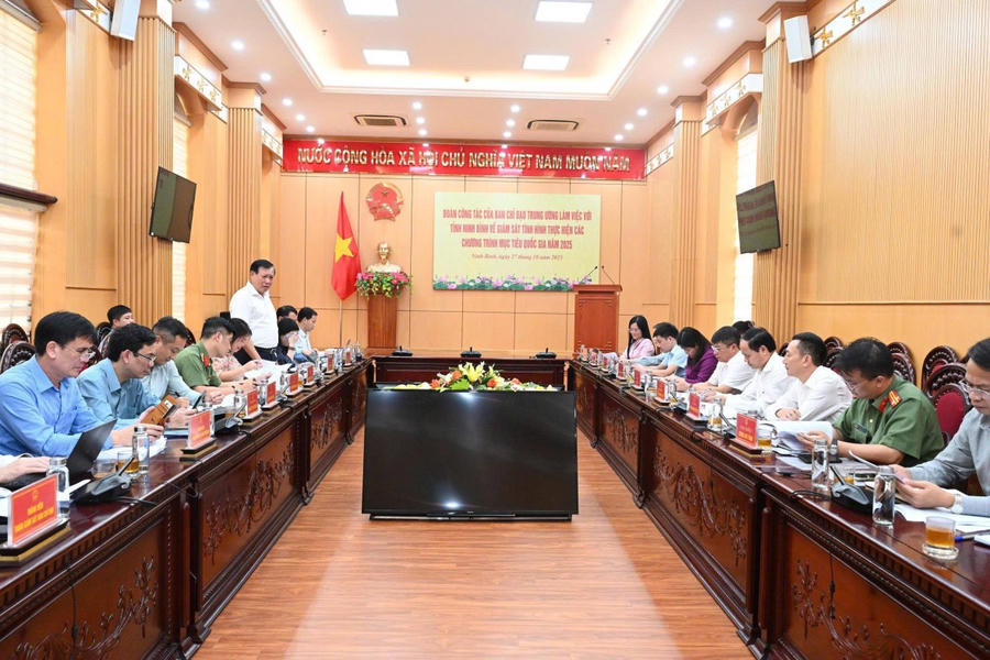 Quang cảnh buổi làm việc.