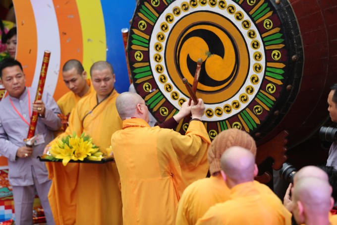 Thượng tọa Thích Minh Hiền đánh trống khai hội.