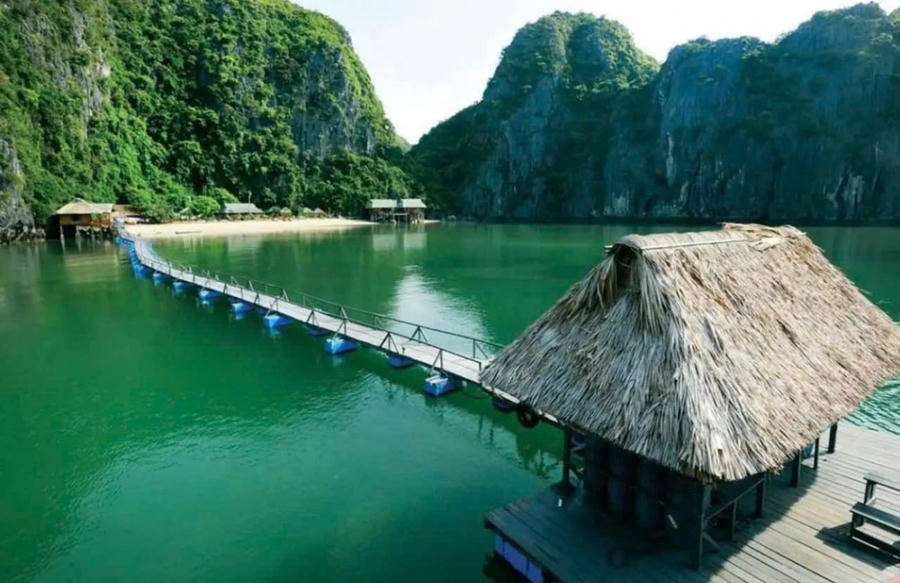 Chưa đầy một giờ trên cano, qua vịnh Lan Hạ đẹp như tranh, du khách đã đặt chân đến làng cổ Việt Hải.