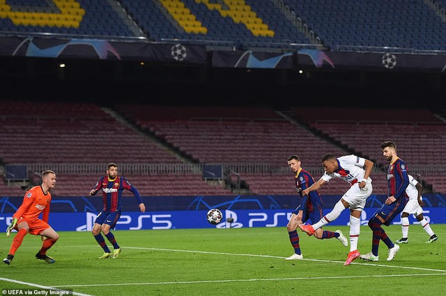 Mbappe hoàn tất cú hattrick vào lưới Barcelona ở phút 85