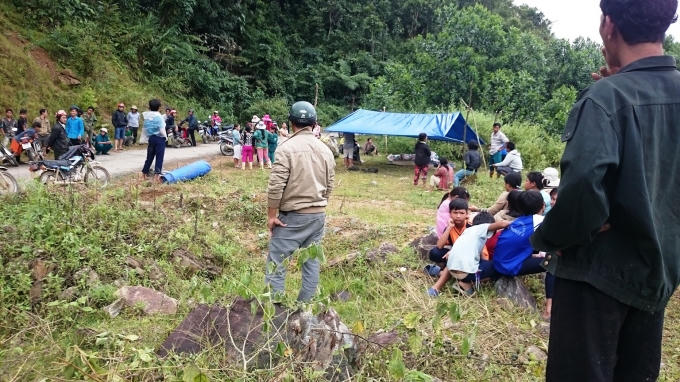 Người dân đang chờ đón thi thể nạn nhân để lo hậu sự