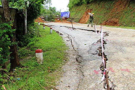 Đường tỉnh lộ 445 qua huyện Kỳ Sơn (Hòa Bình) bất ngờ nứt toác khiến nhiều nhà dân bị ảnh hưởng.