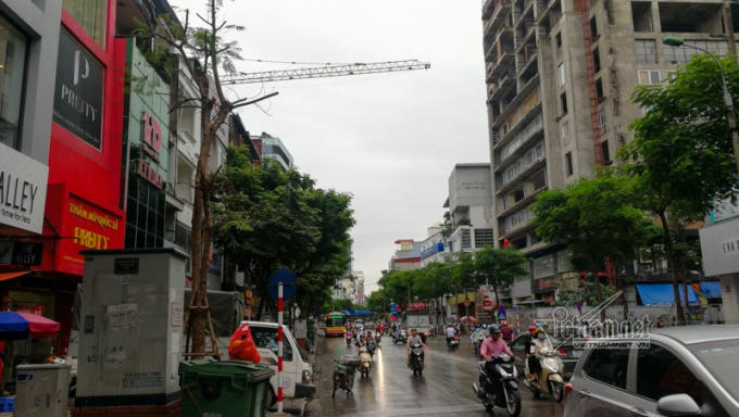 Cần cẩu công trình vươn dài ra đường trên phố Thái Thịnh (quận Đống Đa, Hà Nội)