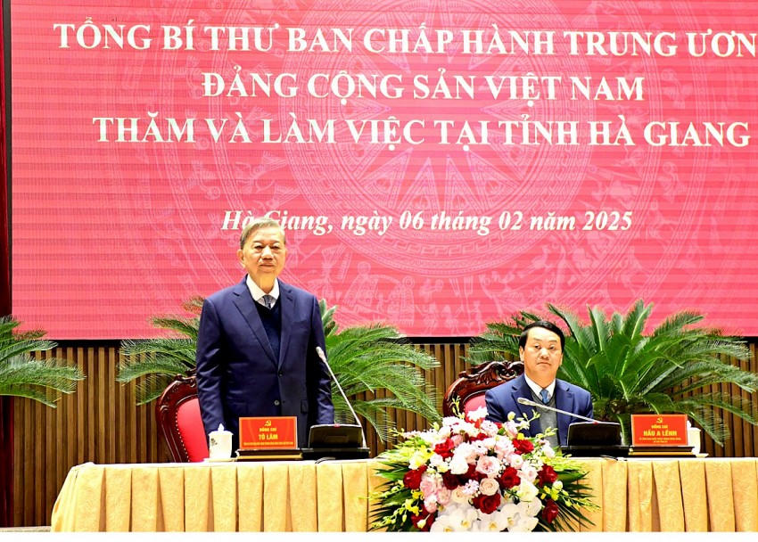Tổng Bí thư Tô Lâm và Bí thư Tỉnh ủy Hầu A Lềnh chủ trì buổi làm việc. (Ảnh: BHG).
