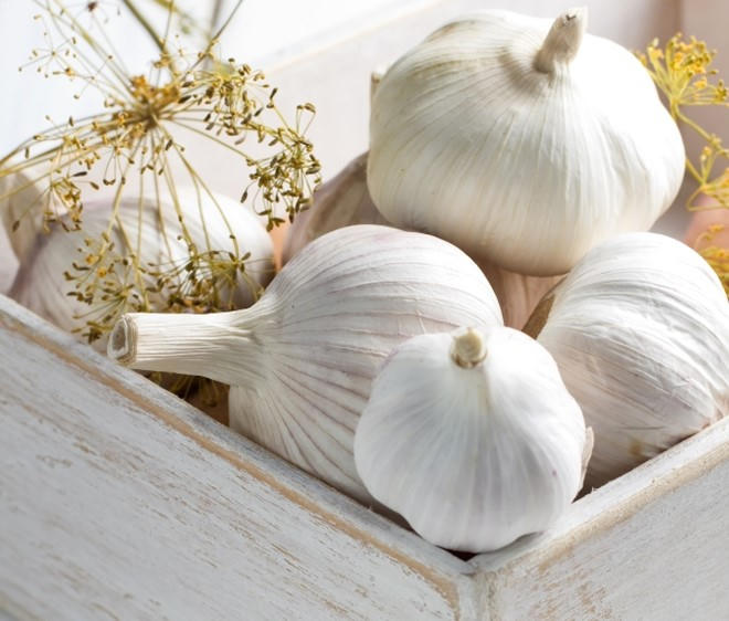 Tỏi là một trong những thực phẩm giúp làm sạch, loại bỏ độc tố ra khỏi cơ thể hiệu quả. Ảnh: Huffingtonpost.