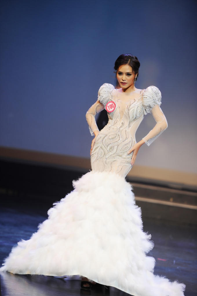 Người đẹp tự tin trình diễn trong trang phục dạ hội...