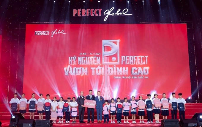 Trao học bổng cho các em nhỏ tại làng trẻ SOS. Ảnh: Perfect Global