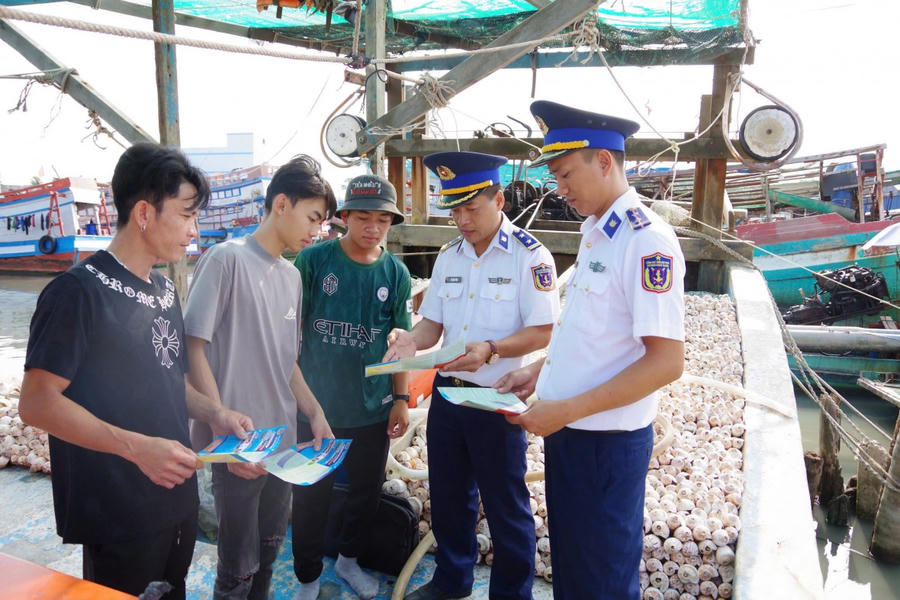 Đoàn công tác Hải đoàn 42 đã thực hiện tuyên truyền theo phương châm “Gõ cửa từng nhà, đến từng cảng cá”