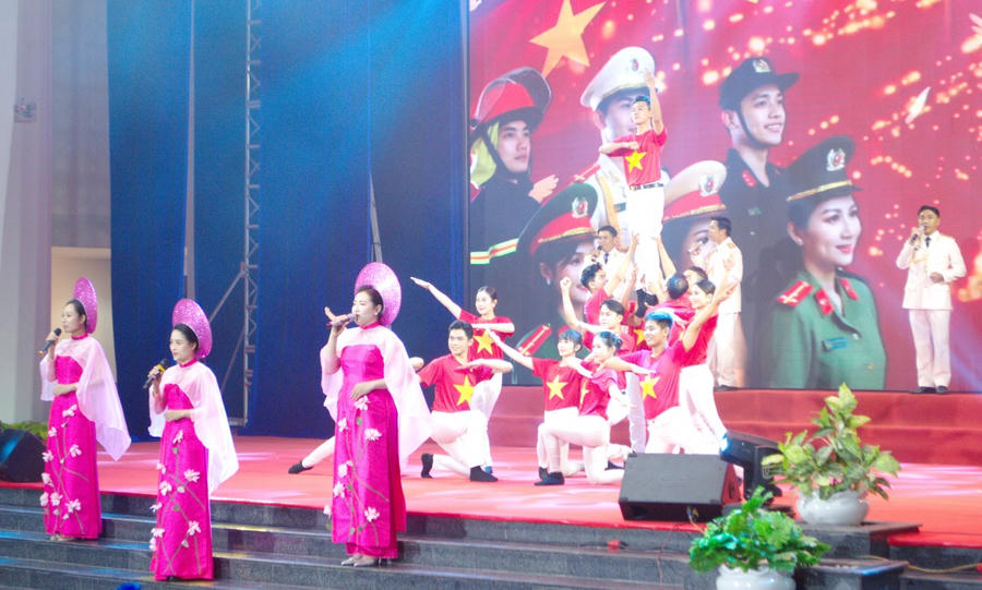 Mở màn chương trình văn nghệ chào mừng lễ kỷ niệm.