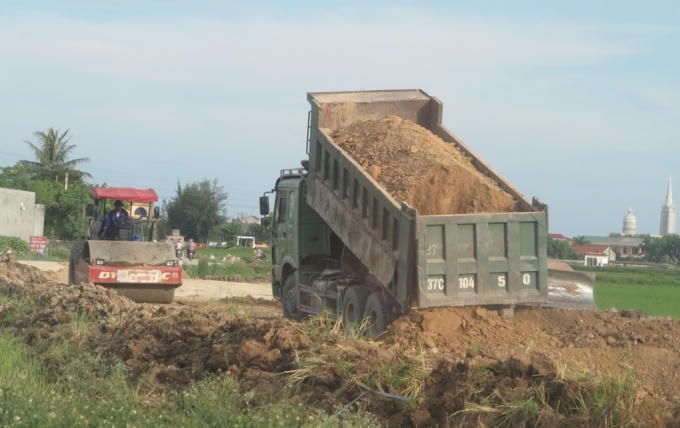 Đất được chiếc xe này lấy ở một mỏ ngoài thiết kế, chưa được kiểm định nhưng vẫn cung cấp để phục vụ cho công trình thi công.