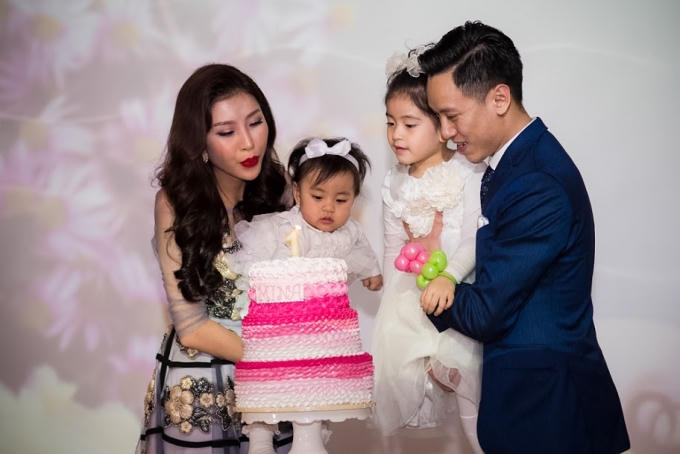 Lam Cúc bên người chồng và hai thiên thần nhỏ