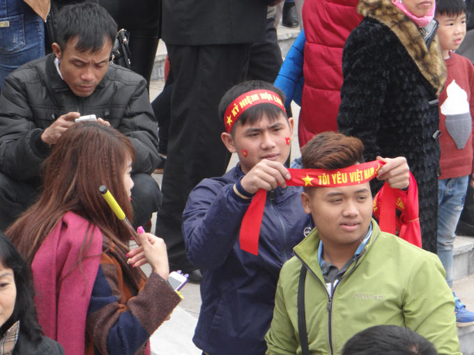 Hành động đeo băng zôn cho nhau của các bạn trẻ.