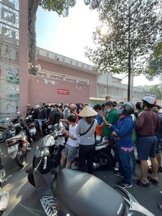 Các quầy vé đông đặc người