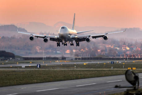 Chiếc Boeing 747 đang hạ cánh.