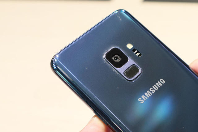 Thay đổi đáng chú ý nhất ở mặt sau đó cum camera của Galaxy S9, S9+ được thiết kế theo chiều dọc, và lcảm biến vân tay được dời về bên dưới camera, điều mà các fan trung thành của Samsung mong chờ bởi nó thuận tiện và tránh làm bẩn ống kính.