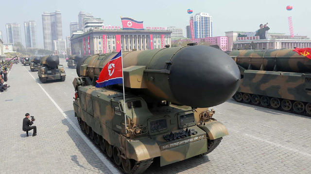 Thiết bị được cho là tên lửa Triều Tiên tham gia lễ diễu binh tại Bình Nhưỡng. (Ảnh: Reuters)