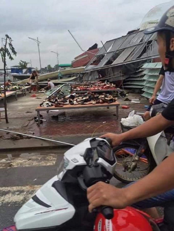 Bắc Ninh: Clip lốc xo&aacute;y kinh ho&agrave;ng ph&aacute; tan khu chợ