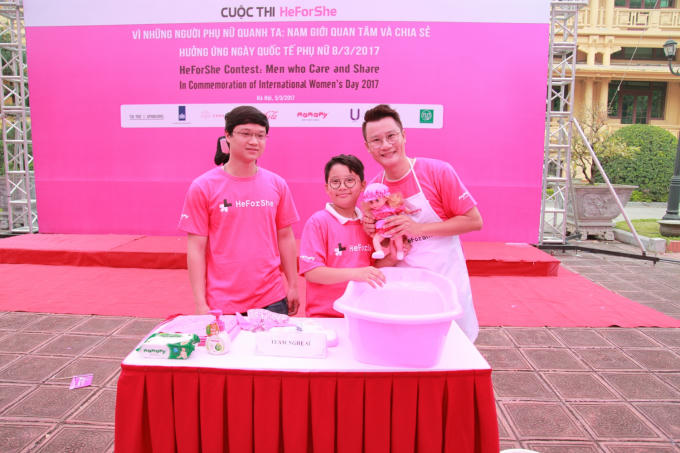 Bố con Ho&agrave;ng B&aacute;ch diện gi&agrave;y cao g&oacute;t nhảy flashmob đấu tranh b&igrave;nh đẳng giới
