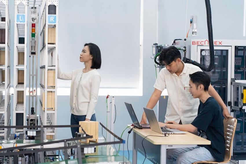 Nguồn nhân lực chất lượng cao gắn với đẩy mạnh đổi mới sáng tạo, ứng dụng và phát triển khoa học, công nghệ là một trong 11 giải pháp trọng tâm năm 2025 của tỉnh Bình Dương.