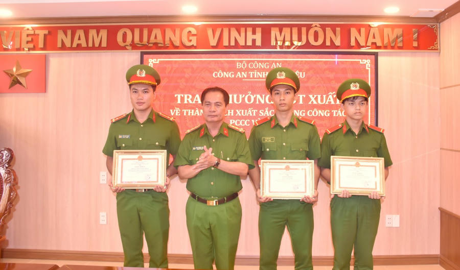 Đại tá Bùi Xuân Khởi - Phó Giám đốc Công an tỉnh Bạc Liêu, trao Giấy khen cho 03 cá nhân.