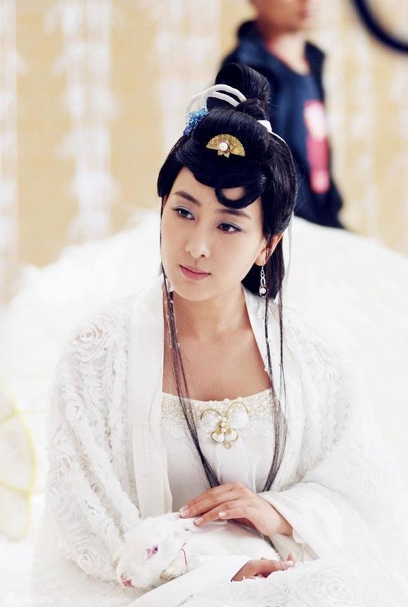 Mã Tô hóa nàng Hằng Nga thật xinh đẹp và nhẹ nhàng.