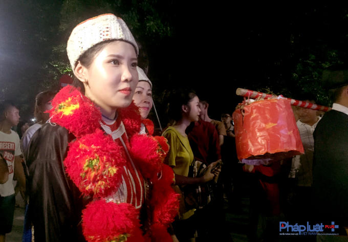 Những cô gái người Dao đỏ trong trang phục truyền thống biểu diễn tại phố đi bộ Hồ Gươm.