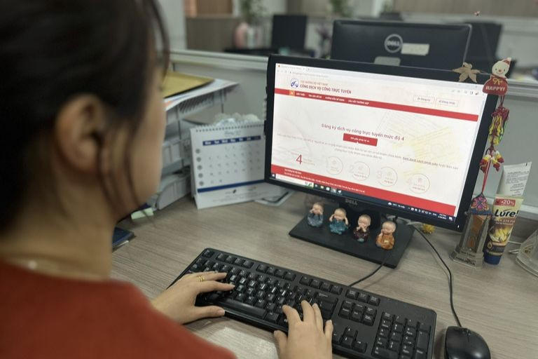 Từ 1/12, mức thu lệ phí cấp mới, cấp lại, cấp đổi GPLX khi công dân nộp hồ sơ trực tuyến được giảm từ 135.000 đồng/lần xuống còn 115.000 đồng/lần.