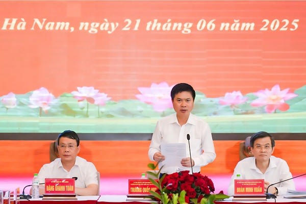 Ông Trương Quốc Huy, Bí thư Tỉnh ủy, Chủ tịch UBND tỉnh Hà Nam phát biểu tại hội nghị.