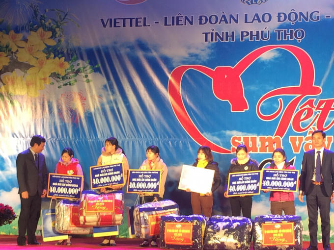ông Bùi Văn Quang - Phó Bí thư tỉnh ủy trao quà cho 6 mái ấm.