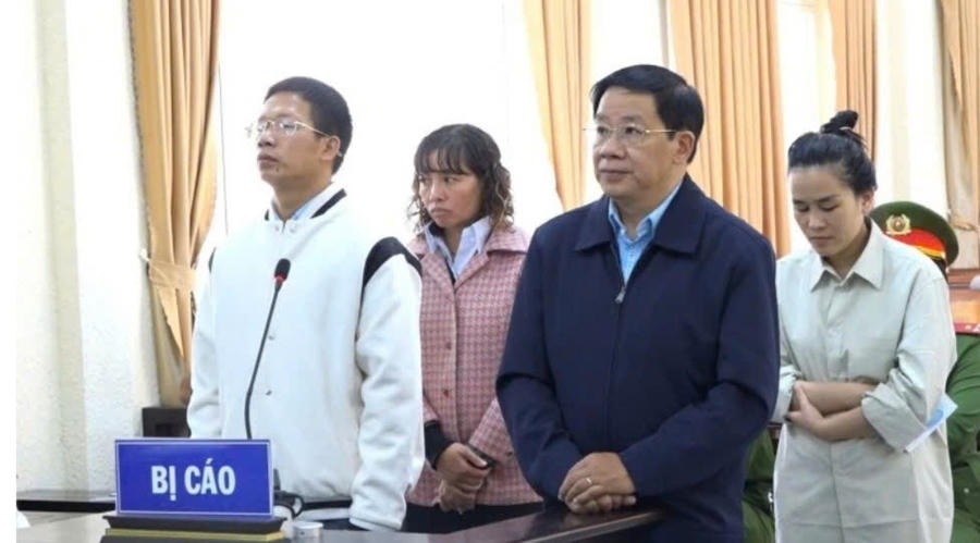 Các bị cáo tại phiên tòa xét xử sơ thẩm. Ảnh: K.L