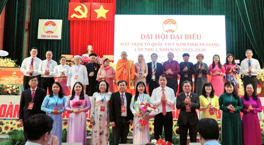 Phó Bí thư Đảng ủy MTTQ, các đoàn thể Trung ương Ngô Văn Cương tặng hoa chúc mừng và chụp ảnh lưu niệm cùng Đoàn đại biểu chính thức và dự khuyết dự Đại hội đại biểu toàn quốc MTTQ Việt Nam nhiệm kỳ 2026 - 2031.