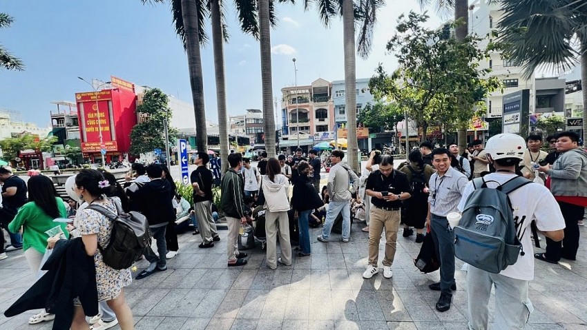 Người dân tại TP.HCM cảm nhận rõ rung lắc, nhiều chung cư cao tầng ghi nhận tình trạng người dân bỏ chạy tán loạn.