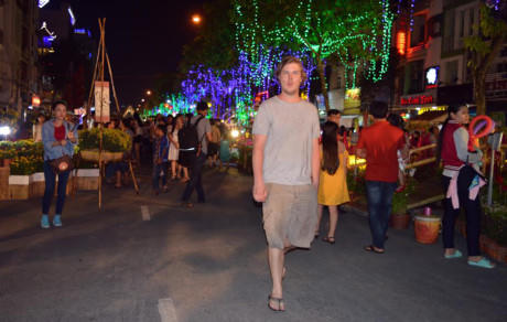 Đường hoa nghệ thuật còn thu hút nhiều du khách nước ngoài