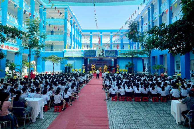Không khí hồ hởi, tưng bừng của ngày lễ Bế giảng, đánh dấu gần 4 tháng học trực tiếp ít ỏi do đại dịch COVID- 19. Ảnh: Phạm Trường