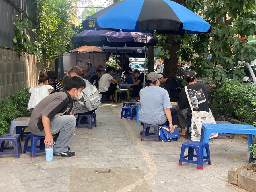 Quán trà đá chiếm trọn vỉa hè làm nơi kinh doanh tại phố Dịch Vọng Hậu, phường Cầu Giấy.