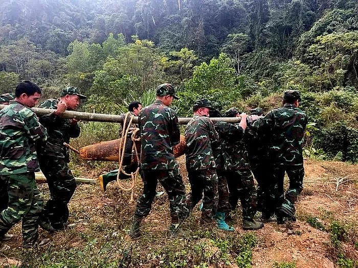 Lực lượng Công Binh đưa bom vào vị trí hủy nổ. (Ảnh: Báo Bắc Kạn).