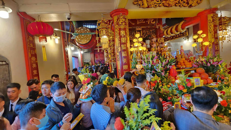 Bên trong phủ, do lượng người đến đông nên việc chen chân vào để đặt lễ cũng rất khó khăn.