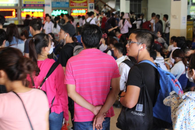 Dòng người chen chúc nhau mua vé khiến không khí trong bến càng trở nên tấp nập.