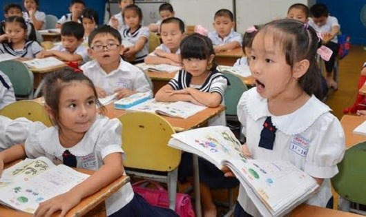 Chương trình sách giáo khoa mới sẽ chú trọng giáo dục giới tính, nhân văn. (Ảnh minh họa)