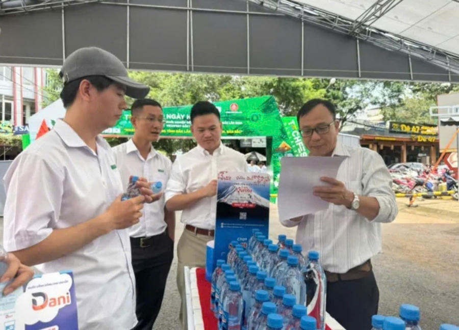 Các đại biểu đang xem bản thuyết minh của các dự án tại Ngày hội khởi nghiệp. Ảnh: Thanh Hải