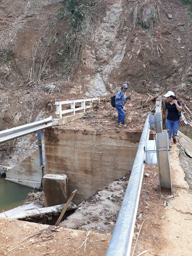 2 giáo viên nữ của Trường PTDTBT tiểu học An Lương là cô Hà Thị Huyền và cô Đinh Thị Thủy cũng phải đi bộ suốt 17 cây số đến trường.
