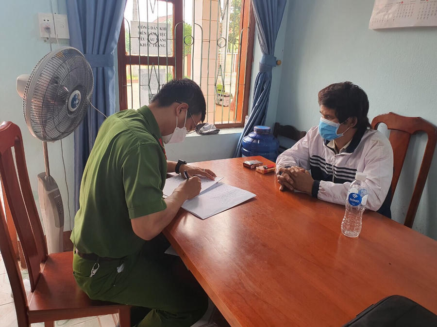 Đối tượng Nguyễn Văn Luận (áo trắng) tại cơ quan Công an