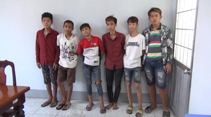 6 thanh thiếu niên tại cơ quan công an.