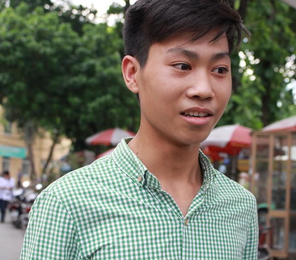 Cùng ý kiến với Hương, thí sinh Nguyễn Mạnh Hùng (học sinh trường THPT Tân Dân - Phú Xuyên) chia sẻ: "Mặc dù đề có dài và khó hơn năm trước nhưng em vẫn hoàn thành tốt bài thi của mình trong vòng 2/3 thời gian".