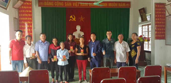 Ông Lê Phương Nam - phó chủ tịch CLB bóng đá FC Nam Đàn tại Hà Nội trao quà cho bà con.