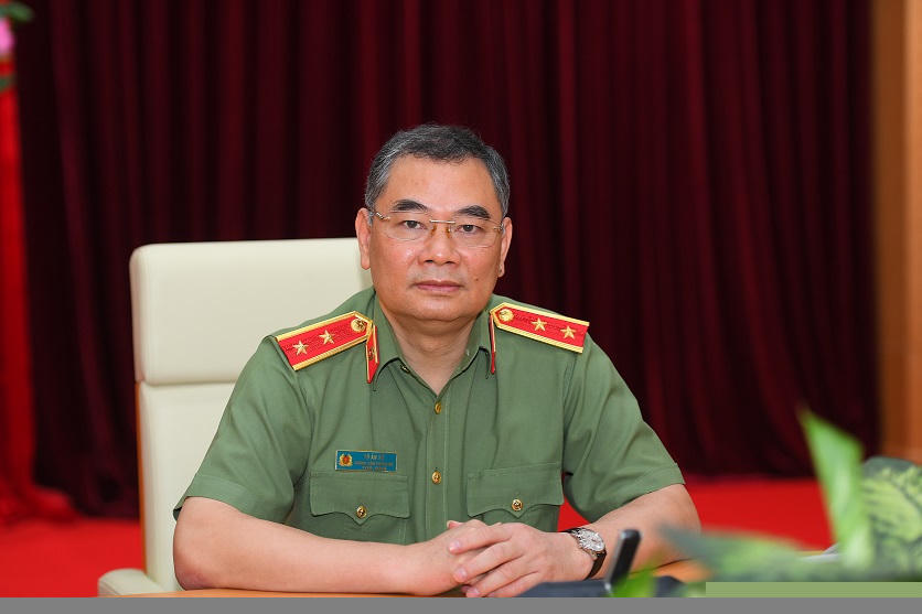 Trung tướng Tô Ân Xô, Chánh Văn phòng Bộ Công an, Người phát ngôn Bộ Công an trao đổi với báo chí.