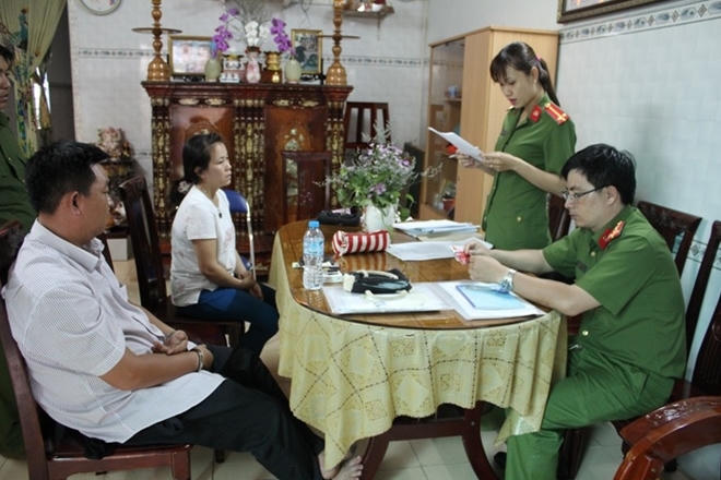 Cơ quan CSĐT Công an TP Cần Thơ đọc lệnh bắt khẩn cấp Võ Hoàng Anh tại nhà riêng.