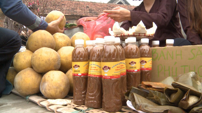Tương Bờ Đậu cũng được bày bán...
